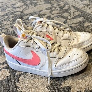 Nike Kids Sneakers in White and Pink